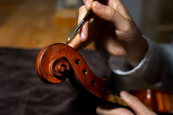 Young Chinese Woman Violin Maker Finishing Painting Violin Thin Brush — Stok fotoğraf