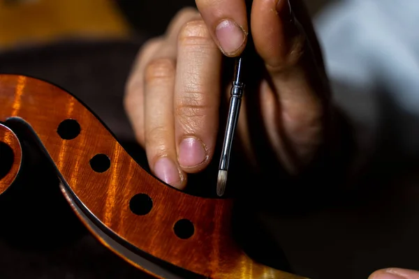 Giovane Donna Cinese Liutaio Finendo Dipingere Violino Con Pennello Sottile — Foto Stock