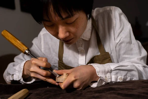 Young Chinese Female Violin Maker Working Gouge Making New Violin — Stock Photo, Image