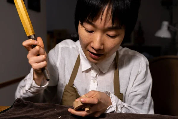 Young Chinese Female Violin Maker Working Gouge Making New Violin — Stok fotoğraf