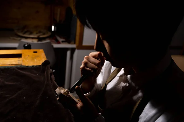 Young Chinese Female Violin Maker Working Gouge Making New Violin — Fotografia de Stock