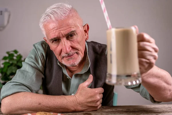 Casual Dressed Mature Man Sunglasses Sitting Table Drinking Iced Coffee — Zdjęcie stockowe