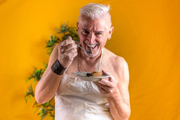 Handsome Middle Aged Man Standing Eating Slice Chocolate Cake Colored — Zdjęcie stockowe