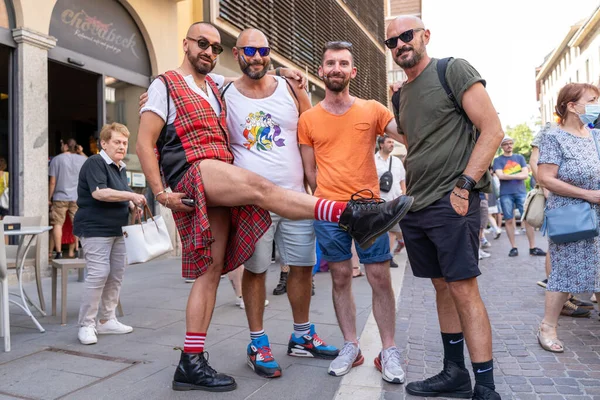 Κρεμόνα Ιταλία Ιούνιος 2022 Gay Pride Parade Άνθρωποι Συρρέουν Στους — Φωτογραφία Αρχείου