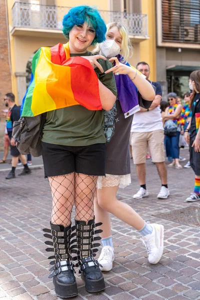 クレモナ イタリア 2022年6月 プライド パレード 人々はLgbt 市民権 ジェンダーの多様性を祝うためにデモで街に集まります クレモナでの最初のイベント — ストック写真