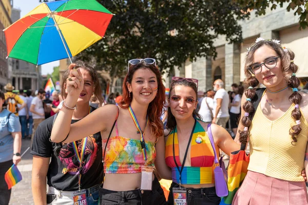 クレモナ イタリア 2022年6月 プライド パレード 人々はLgbt 市民権 ジェンダーの多様性を祝うためにデモで街に集まります クレモナでの最初のイベント — ストック写真