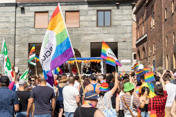 クレモナ イタリア 2022年6月 プライド パレード 人々はLgbt 市民権 ジェンダーの多様性を祝うためにデモで街に集まります クレモナでの最初のイベント — ストック写真
