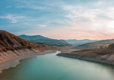 Gölün panoramik manzarası yaz mevsiminde kuraklık sırasında bir baraj tarafından oluşturuldu.