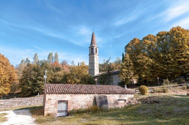 Antik Roma şehrinin kalıntılarındaki antik taş çan kulesi