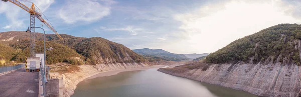 Gölün Panoramik Manzarası Yaz Mevsiminde Kuraklık Sırasında Bir Baraj Tarafından — Stok fotoğraf