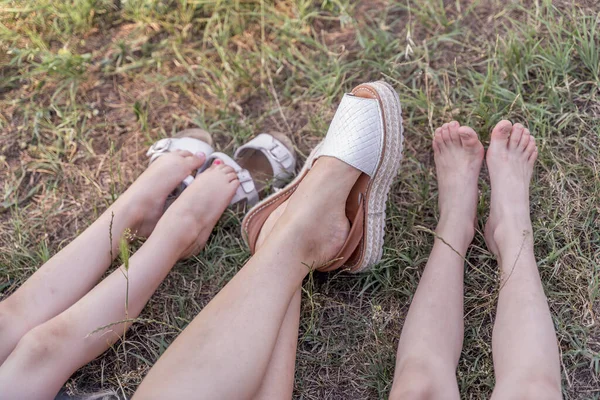 Pernas Mãe Duas Filhas Jovens Sem Sapatos Saindo Tenda Gramado — Fotografia de Stock