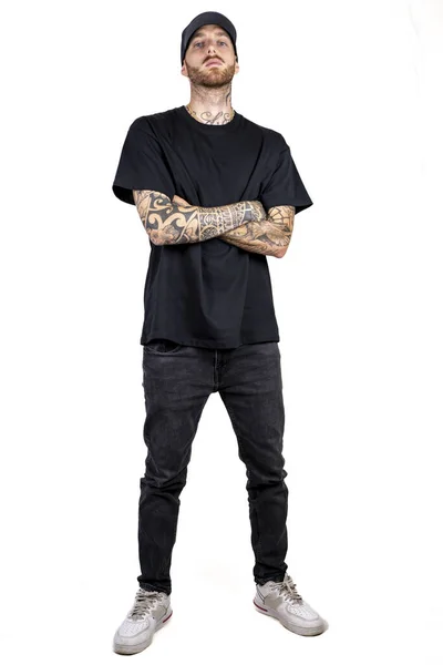 Tetovaný Rap Zpěvák Pózující Studiu Nosí Černé Oblečení Bílém Pozadí — Stock fotografie