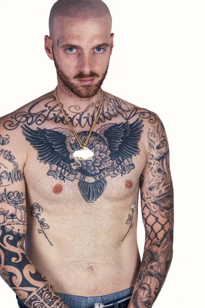 Cantante Rap Tatuado Posando Estudio Sin Camisa Sobre Fondo Blanco — Foto de Stock