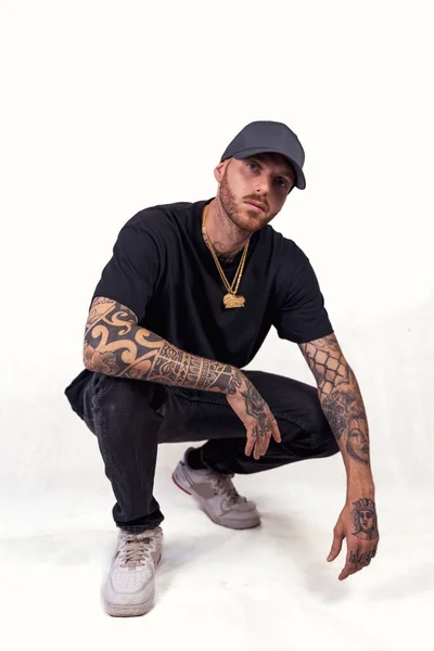 Tatuaż Rap Piosenkarz Pozowanie Studio Czarne Ubrania Białym Tle — Zdjęcie stockowe