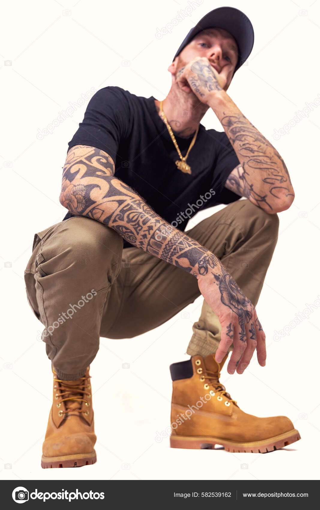 Chanteur Rap Tatoué Posant Studio Portant Des Vêtements Noirs Sur