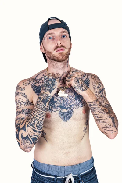 Tatuaż Rap Piosenkarz Pozowanie Studio Bez Koszulki Białym Tle — Zdjęcie stockowe