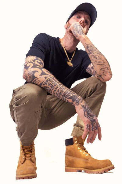 Cantante Rap Tatuado Posando Estudio Con Ropa Negra Sobre Fondo — Foto de Stock