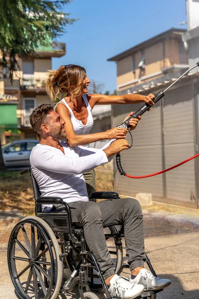 Счастливая Пара Средних Лет Мужчиной Сидящим Инвалидной Коляске Мойка Автомобиля — стоковое фото