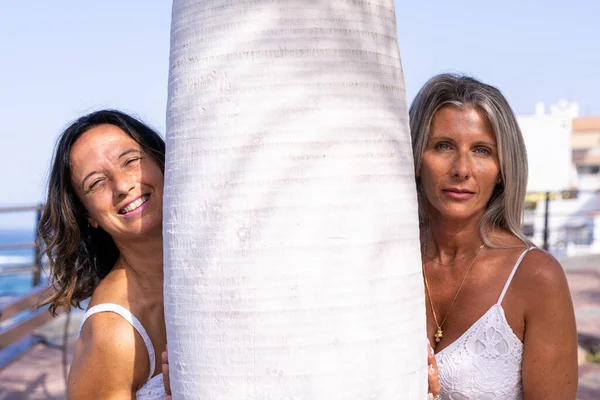 Portrait Two Beautiful Middle Aged Girlfriends Posing Sea White Palm — Fotografia de Stock