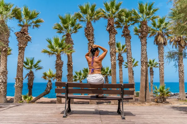 Pretty Middle Aged Woman Taking Break Sitting Bench Palm Trees — Zdjęcie stockowe