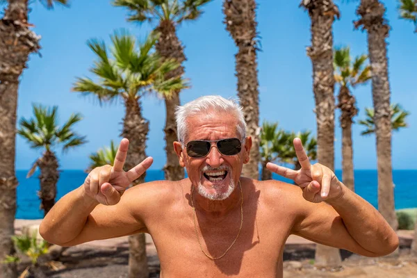 Portrait Attractive Middle Aged Man Wearing Sunglasses Making Victory Sign — Zdjęcie stockowe