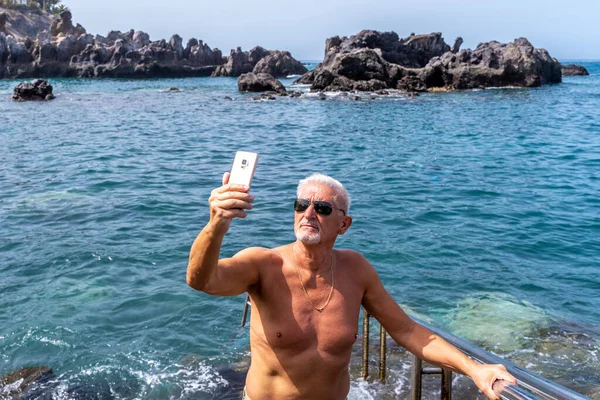 Attractive Retired Tourist Taking Selfie Sea Exotic Location Summer Vacation — Zdjęcie stockowe