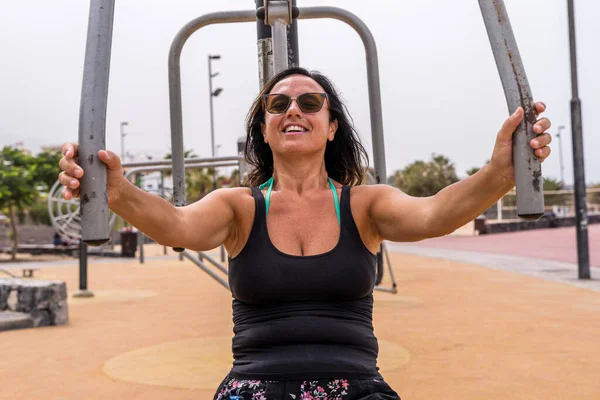 Attractive Middle Aged Woman Doing Gymnastic Exercises Outdoor Public Gym — Zdjęcie stockowe