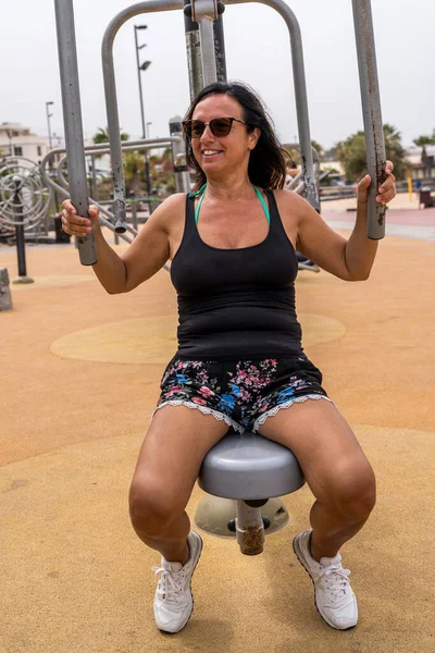 Attractive Middle Aged Woman Doing Gymnastic Exercises Outdoor Public Gym — Foto de Stock