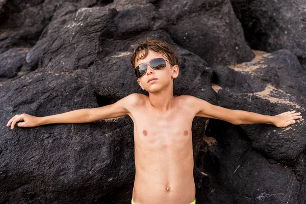 Funny Portrait Young Shirtless Man Wearing Sunglasses Exotic Beach Summer — Fotografia de Stock