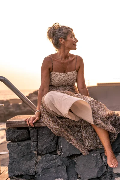 Lovely Middle Aged Woman Sitting Low Wall Sea Sunset Summer — Fotografia de Stock