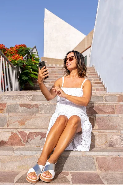 Beautiful Middle Aged Woman Take Selfie Smartphone Sitting Stairs Outdoor — Stock Photo, Image