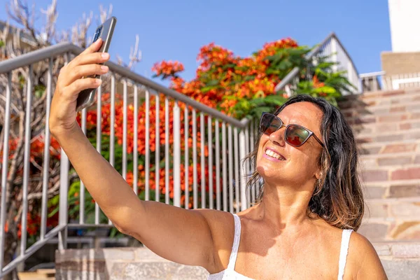 Beautiful Middle Aged Woman Take Selfie Smartphone Sitting Stairs Outdoor — Zdjęcie stockowe