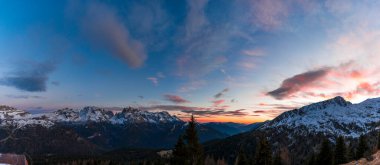 İtalya Alplerinin sonbaharda karlı zirvelerinin panoramik günbatımı görüntüsü
