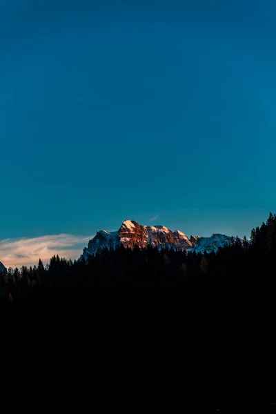 Fantastisk Utsikt Över Solnedgången Över Snötäckta Topparna Italienska Alperna Hösten — Stockfoto