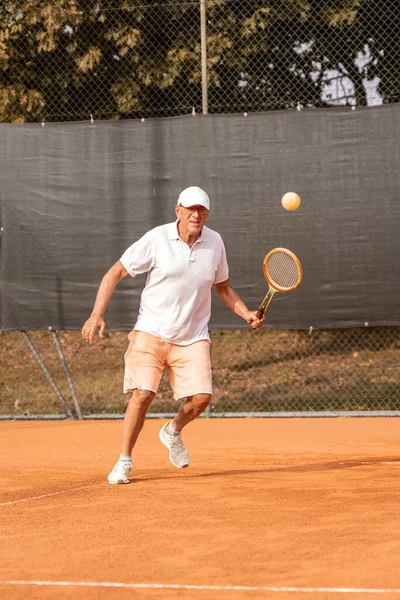 Vezető Teniszező Sportruházatba Öltözve Egy Salakos Teniszpályán Nyugalmazott Wellness Koncepció — Stock Fotó