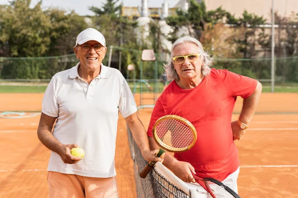 Portré Két Idősebb Teniszezőről Sportruházatban Kezet Rázva Egy Salakos Teniszpályán — Stock Fotó