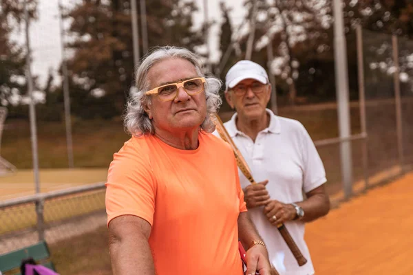 Portré Két Idősebb Teniszező Öltözött Sportruházat Pihentető Végén Játék Egy — Stock Fotó