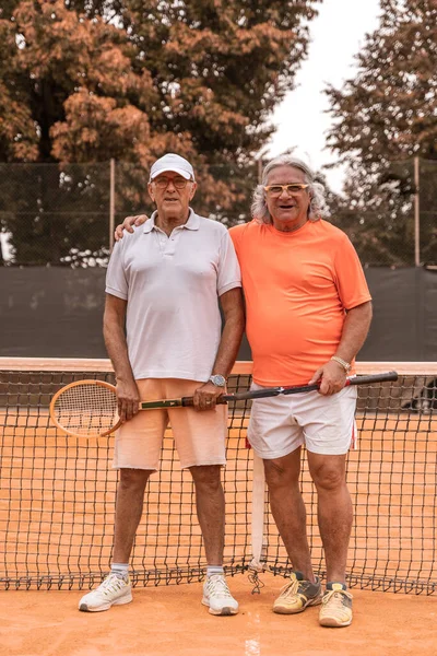 Portré Két Vezető Teniszező Öltözött Sportruházat Pózol Játék Végén Egy — Stock Fotó