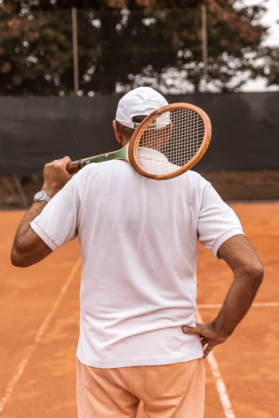 Pensionerad Tennisspelare Klädd Sportkläder Poserar Med Ryggen Mot Kameran Lera — Stockfoto