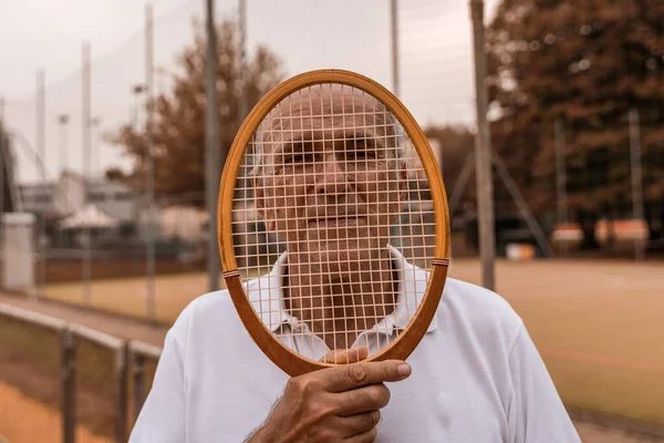 Portré Idősebb Teniszező Öltözött Sportruházat Pózol Ütő Arcon Egy Salakos — Stock Fotó