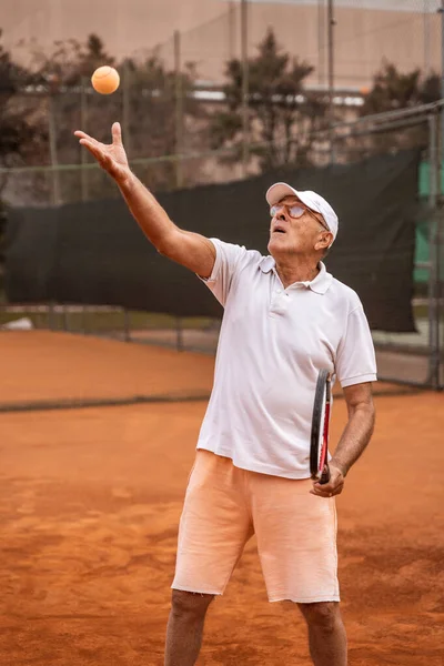 Senior Tennisspelare Klädd Sportkläder Aktion Lera Tennisbana Pensionerad Wellness Koncept — Stockfoto