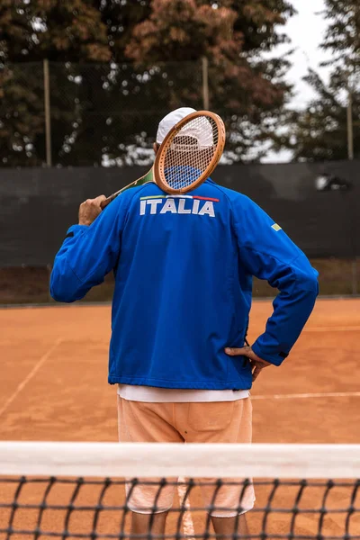 Pensionerad Tennisspelare Klädd Sportkläder Poserar Med Ryggen Mot Kameran Lera — Stockfoto