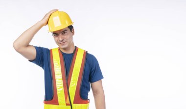 Bakım işçisi mesleği konsepti. Yakışıklı, kendine güvenen bir zanaatkar izole edilmiş beyaz arka planda kameraya bakarken sarı başlık takıyor ve el ele tutuşuyor..