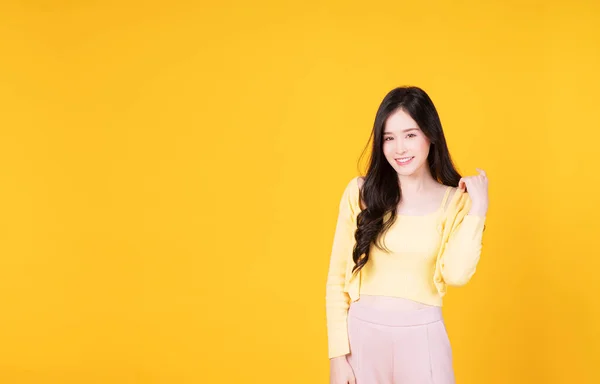 自信迷人的亚洲年轻女子穿着时髦的风格站在孤立的黄色背景之上 快乐的学生或女商人看着相机 聪明地获得成功 — 图库照片