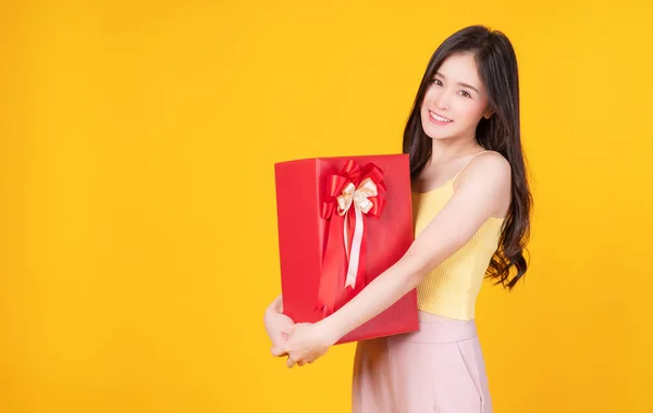 Joyeux Excité Femme Asiatique Tenant Boîte Cadeau Rouge Avec Ruban — Photo