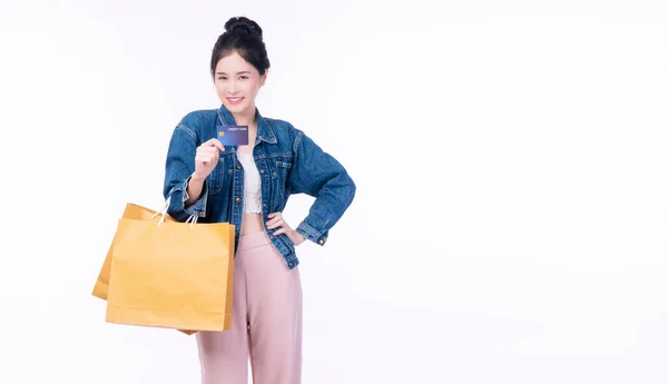 Opgewonden Vrolijke Glimlach Shopper Aziatische Vrouw Dragen Jas Jeans Houden — Stockfoto
