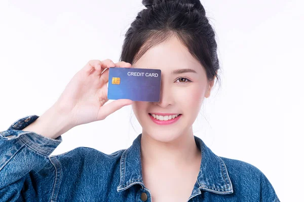 Sorpresa Sonrisa Mujer Asiática Usando Tarjeta Crédito Ojo Cubierta Presentando — Foto de Stock
