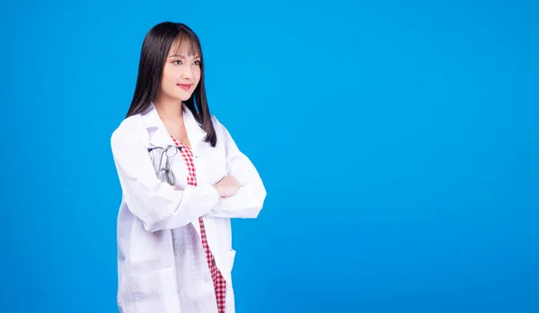 Orgullosa Sonrisa Positiva Amable Médico Enfermera Joven Mujer Usar Brazos —  Fotos de Stock