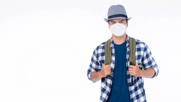 Viajante Aventura Bonito Jovem Usar Camisa Casual Chapéu Proteção Máscara — Fotografia de Stock