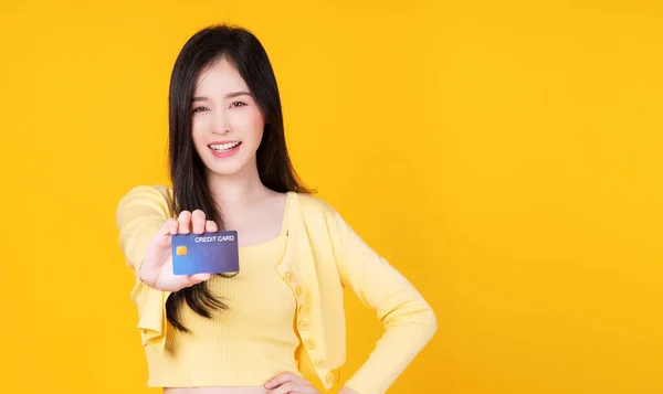 Mujer Asiática Alegre Mostrando Maqueta Tarjeta Crédito Pie Con Espacio — Foto de Stock